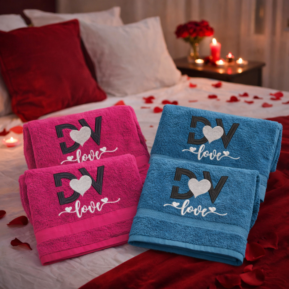 D&Vlab Asciugamani Personalizzati con Nome e Iniziale Ricamato, Set 4 Pezzi (2 Viso + 2 Ospite), 100% Cotone Spugna, Multicolore, Idea Regalo Lui e Lei (LOVE LETTER)