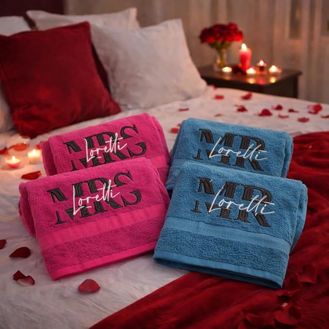 D&Vlab Asciugamani Personalizzati con Nome e Iniziale Ricamato, Set 4 Pezzi (2 Viso + 2 Ospite), 100% Cotone Spugna, Multicolore, Idea Regalo Lui e Lei (MR AND MRS RICAMO NERO)