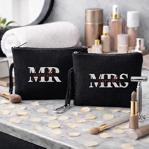 Set 2 Pochette da Viaggio Personalizzate per Coppia Uomo Donna – Pochette Nere in Tela Doppio Strato – Con Nomi Ricamati – Idea Regalo San Valentino, Anniversario, Lui e Lei ''MR AND MRS''