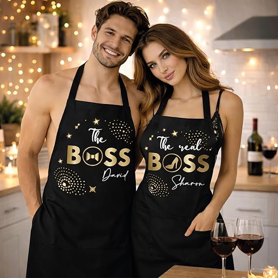 Set 2 Pezzi Grembiuli da Cucina Made in Italy per Coppia Personalizzabili con Nomi, Grembiuli da Cuoco, Regalo di Compleanno, Fidanzamento, San Valentino, Natale BOSS REAL BOSS