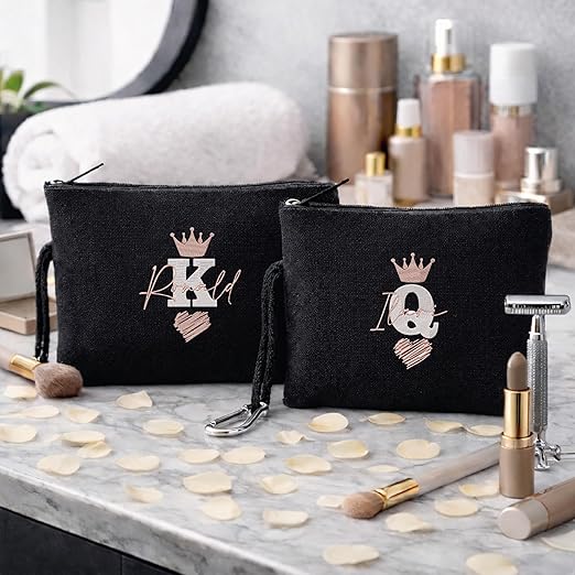 Set 2 Pochette da Viaggio Personalizzate per Coppia Uomo Donna – Pochette Nere in Tela Doppio Strato – Con Nomi Ricamati – Idea Regalo San Valentino, Anniversario, Lui e Lei ''KING AND QUEEN''