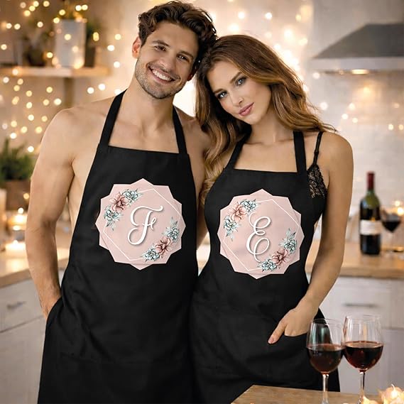 Set 2 Pezzi Grembiuli da Cucina Made in Italy per Coppia Personalizzabili con Nomi, Grembiuli da Cuoco, Regalo di Compleanno, Fidanzamento, San Valentino, Natale INIZIALE ROSA