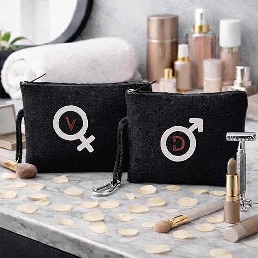 Set 2 Pochette da Viaggio Personalizzate per Coppia Uomo Donna – Pochette Nere in Tela Doppio Strato – Con Iniziali Ricamate – Idea Regalo San Valentino, Anniversario, Lui e Lei ''SIMBOLI LUI LEI''