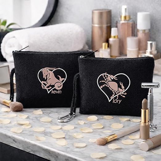 Set 2 Pochette da Viaggio Personalizzate per Coppia Uomo Donna – Pochette Nere in Tela Doppio Strato – Con Nomi e segno Zodiacale Ricamati – Idea Regalo San Valentino, Anniversario, Lui e Lei