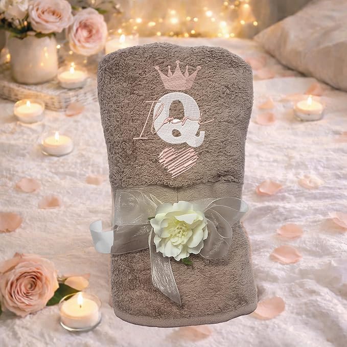 Telo Doccia Grande Ricamato con Iniziali, Asciugamano Bagno 150x100 cm, 100% Spugna di Cotone 420 gr/mq Morbido, Assorbente, Resistente, Idea Regalo per lui o lei Donna Uomo Iniziale KING AND QUEEN