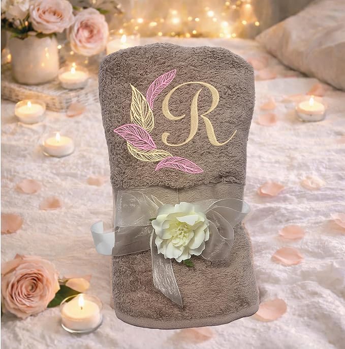 Telo Doccia Grande Ricamato con Iniziale, Asciugamano Bagno 150x100 cm, 100% Spugna di Cotone 420 gr/mq Morbido, Assorbente, Resistente, Idea Regalo per lui o lei Donna Uomo Iniziale Floreale