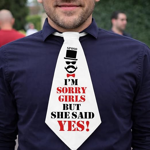 Cravattone per Uomo Addio al Celibato Matrimonio con Stampa Personalizzata per Sposo ed Amici Grafica Divertente Gadget Originale per Festa ''IM SORRY GIRLS''
