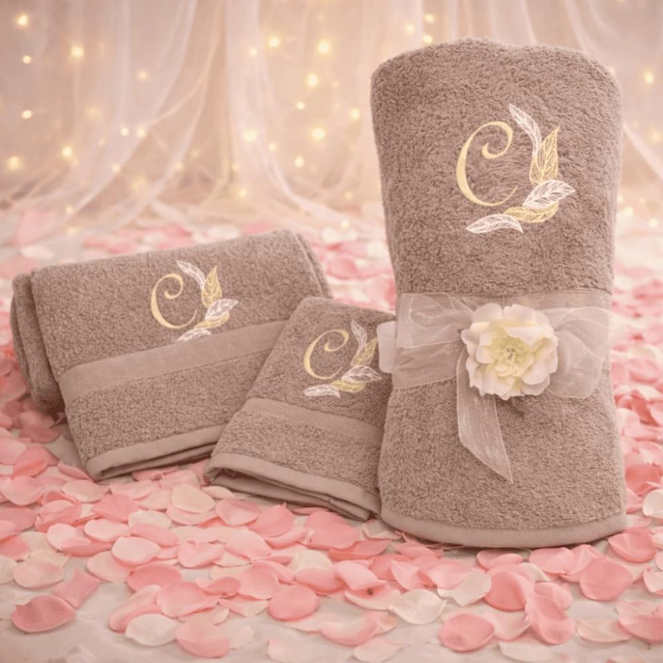 Kit Set Completo asciugamani da bagno 3 pezzi Telo viso bidet Personalizzate Ricamate con Iniziali - Spugna di Puro Cotone Idrofilo beige - Idea Regalo per lui e lei Albergo INIZIALE FLOREALE