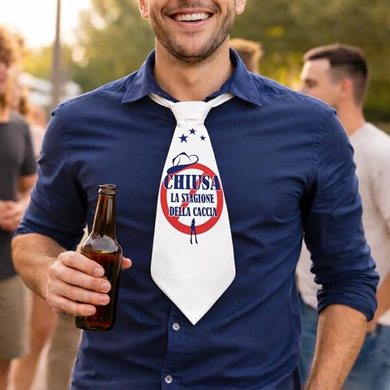 Cravattone per Uomo Addio al Celibato Matrimonio con Stampa Personalizzata per Sposo ed Amici Grafica Divertente Gadget Originale per Festa ''CHIUSA LA STAGIONE''