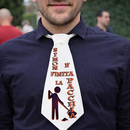 Cravattone per Uomo Addio al Celibato Matrimonio con Stampa Personalizzata per Sposo ed Amici Grafica Divertente Gadget Originale per Festa ''FINITA LA PACCHIA''