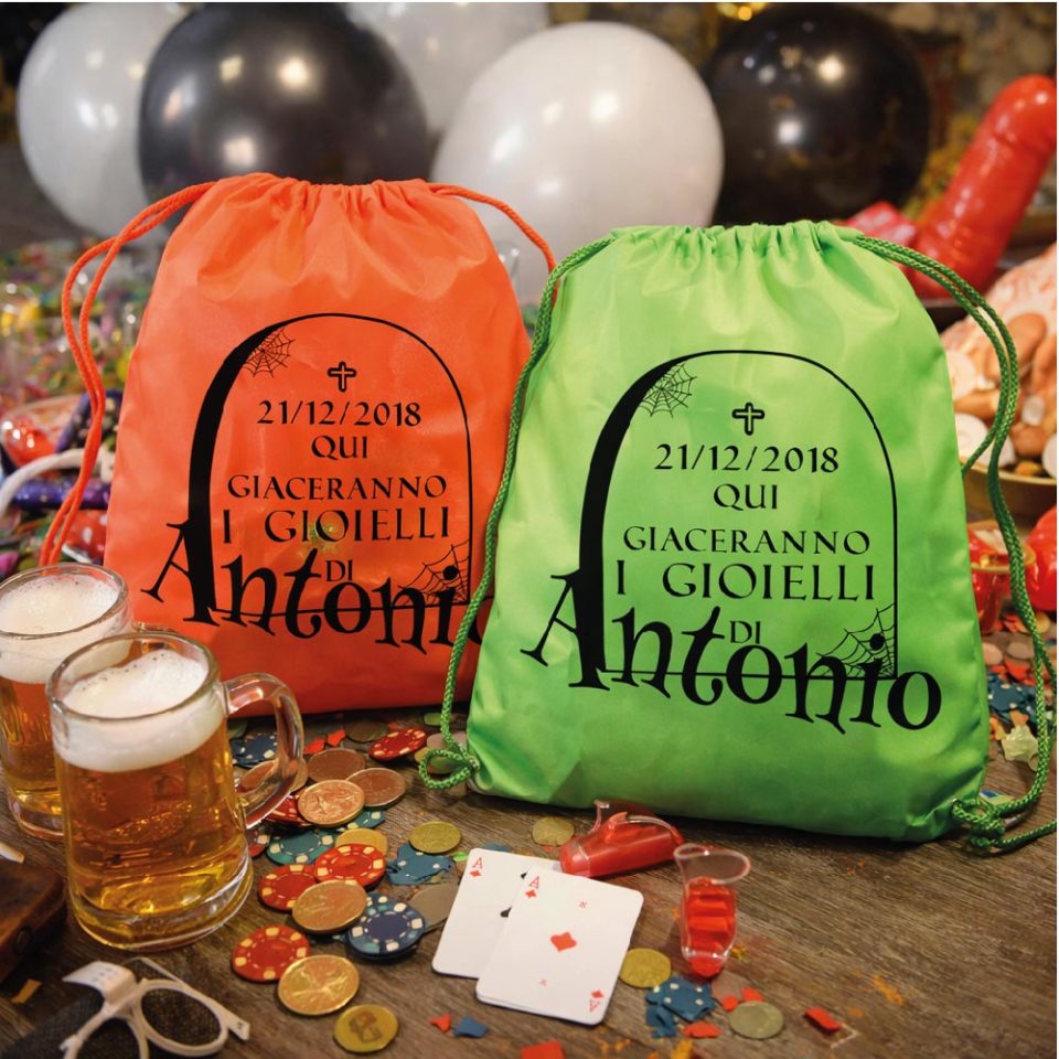 Sacca Zaino Uomo per Addio al Celibato Matrimonio Zainetto Fluo Divertente con Stampa Personalizzata per Sposo ed Amici Festa ''QUI GIACERANNO''