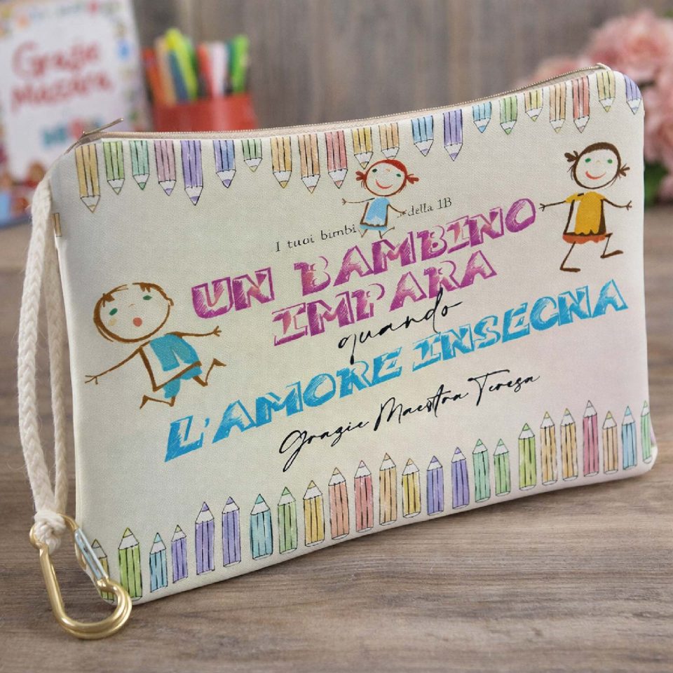 Pochette Donna Bianca in Tela Personalizzata con testo ''L'AMORE INSEGNA'' per Maestra scuola Elementare Infanzia Asilo, Idea Regalo di classe fine anno scolastico