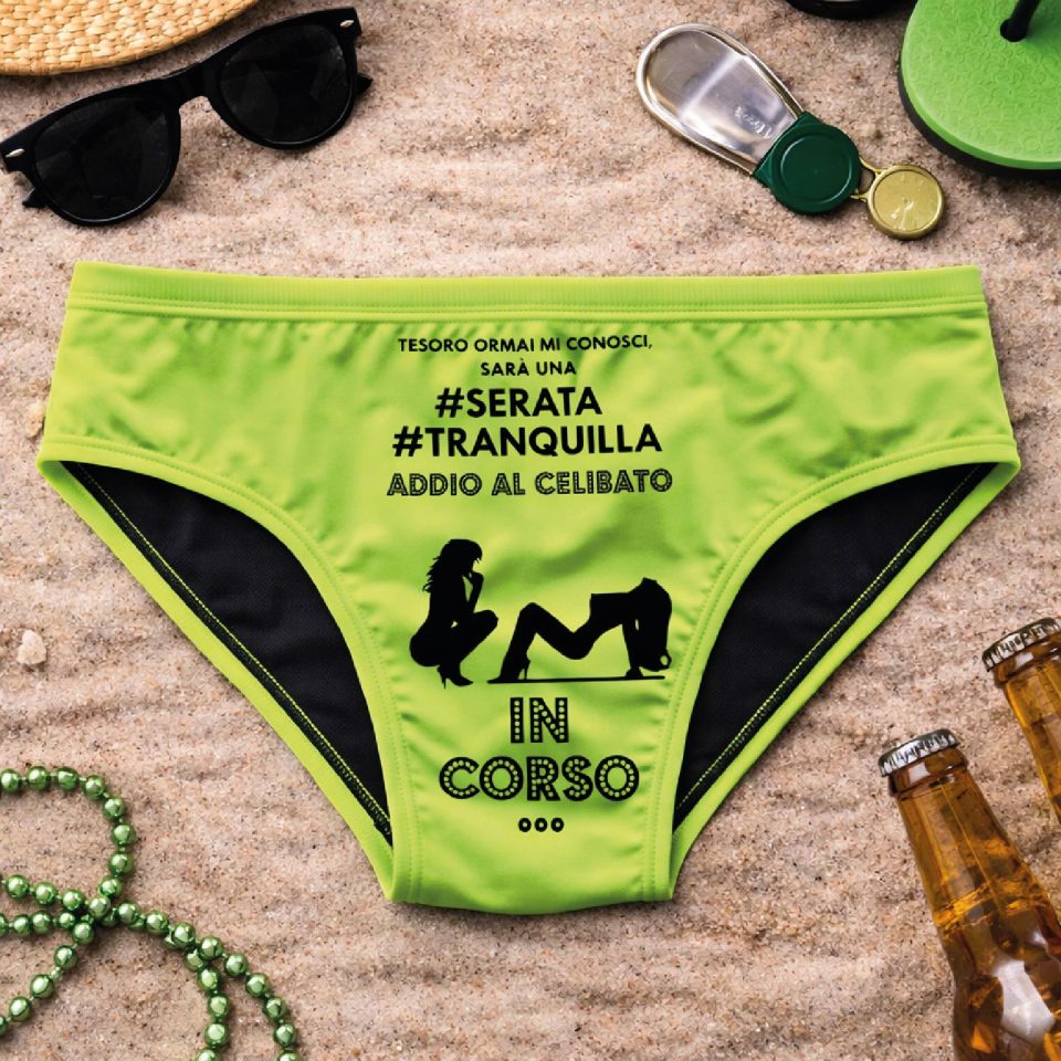 Costume Slip da Mare per Addio al Celibato ''SERATA TRANQUILLA'' Uomo Sposo, Grafica Divertente, Giallo o Verde Fluo, Gadget Originale per Festa Addio al Celibato