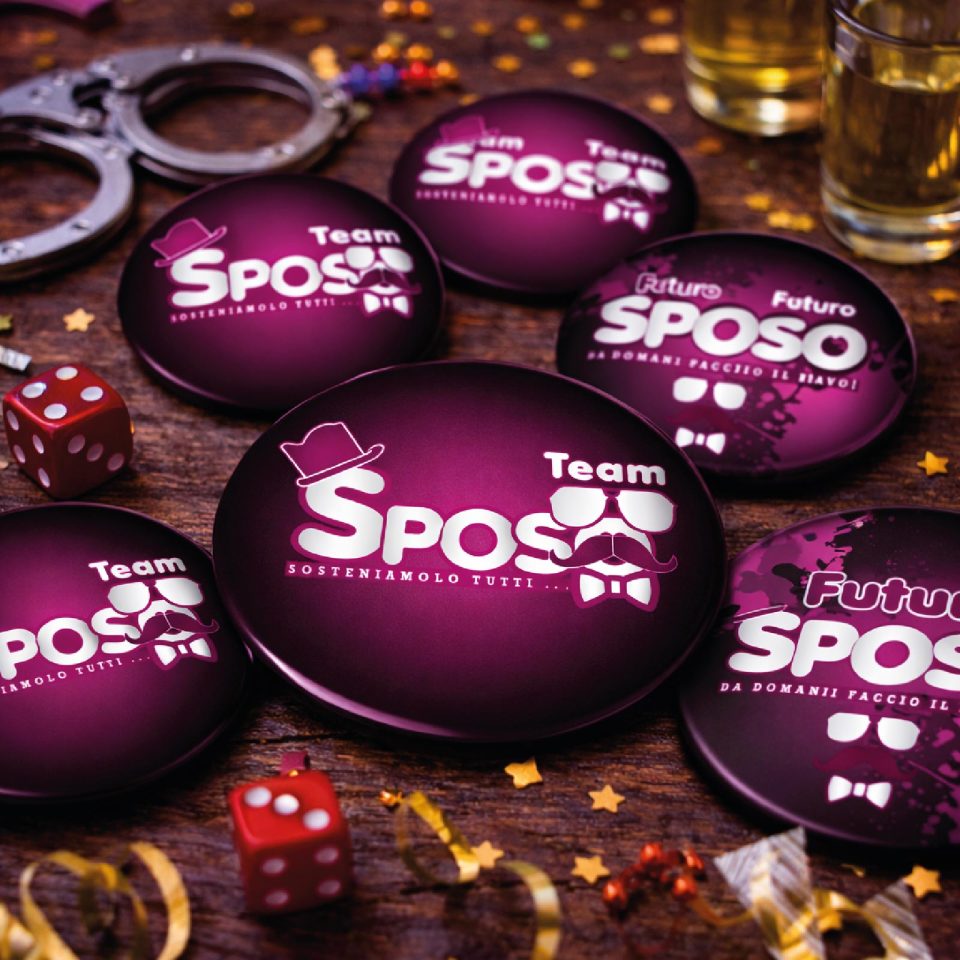 Spille Celibato Divertenti – Set Completo Team Sposo + Spilla “FUTURO SPOSO OCCHIALI” – Gadget Festa Addio al Celibato