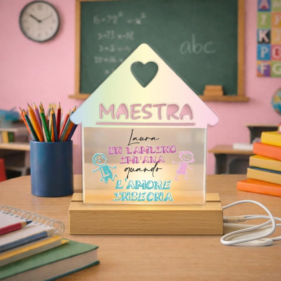 Lampada led da notte personalizzata con Scritta Nome classe in Plexiglass Trasparente cornice in legno da Tavolo - Idea Regalo Maestri Insegnante fine anno Scolastico ''L'AMORE INSEGNA''