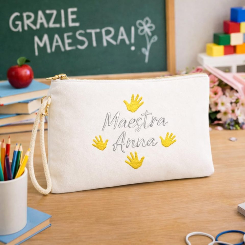 Pochette ''MANINE'' Personalizzata – Astuccio in Tela – Con NOME Ricamato – Idea Regalo di Classe fine Anno Scolastico Maestra Asilo Nido, Scuola Materna, elementare Infanzia e primaria