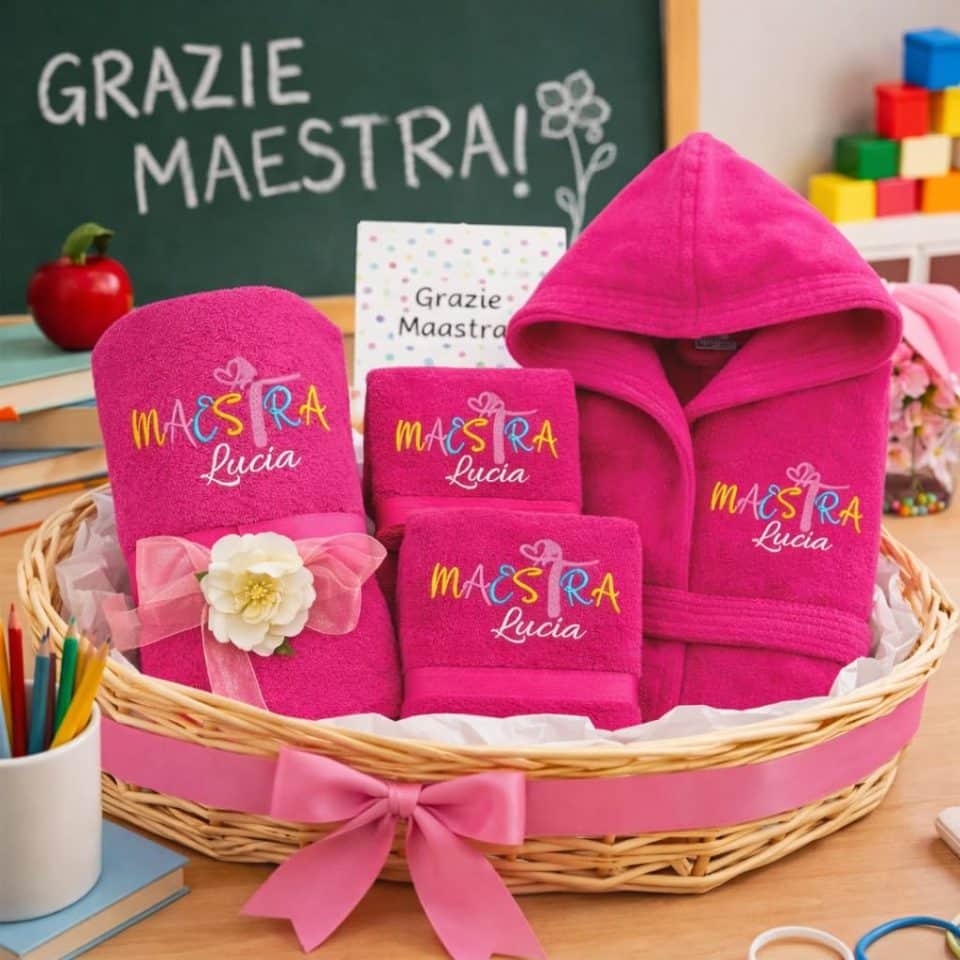 Kit Set Completo asciugamani da bagno 4 pezzi Telo viso bidet Accappatoio personalizzato con Nome Maestra Ricamato - Idea Regalo fine anno Scolastico ''SKETCH''
