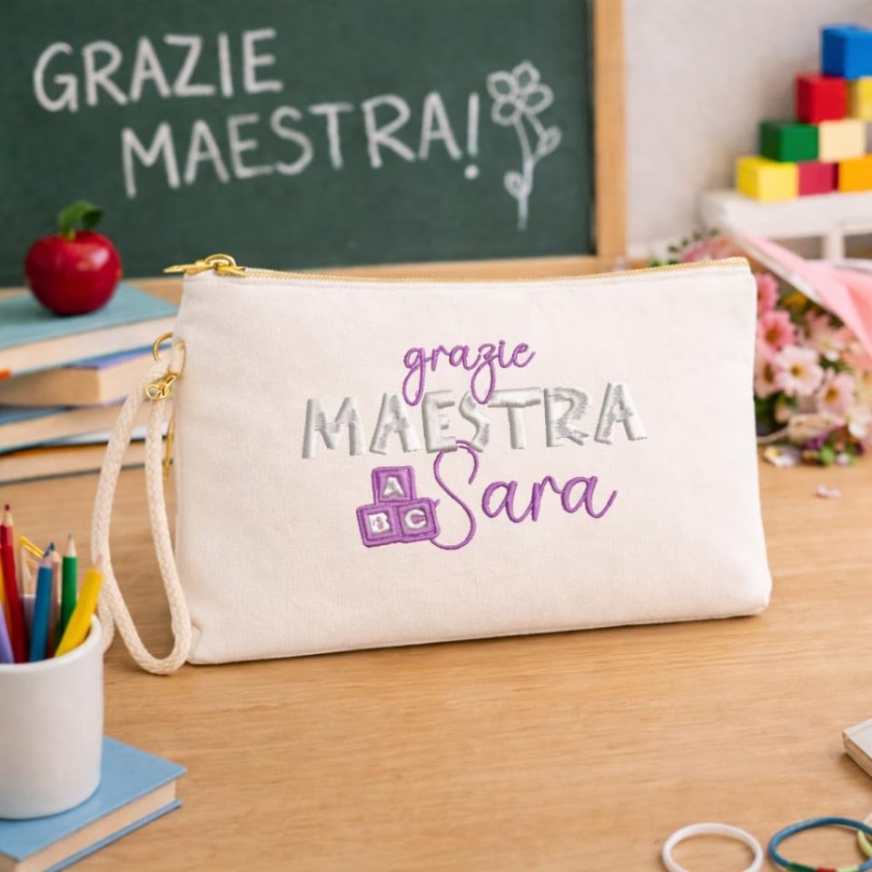 Pochette ''DADI'' Personalizzata – Astuccio in Tela – Con NOME Ricamato – Idea Regalo di Classe fine Anno Scolastico Maestra Asilo Nido, Scuola Materna, elementare Infanzia e primaria