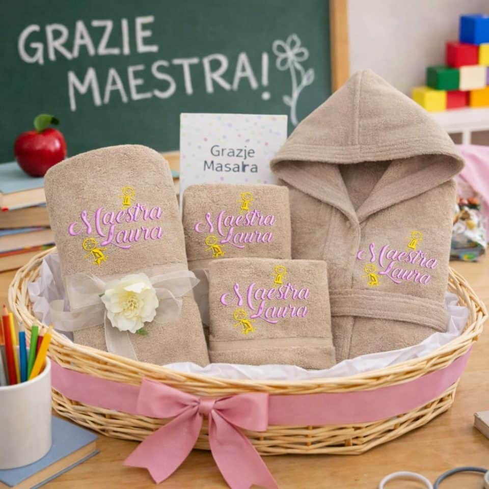 Kit Set Completo asciugamani da bagno 4 pezzi Telo viso bidet Accappatoio personalizzato con Nome Maestra Ricamato - Idea Regalo fine anno Scolastico ''SEI SPECIALE''