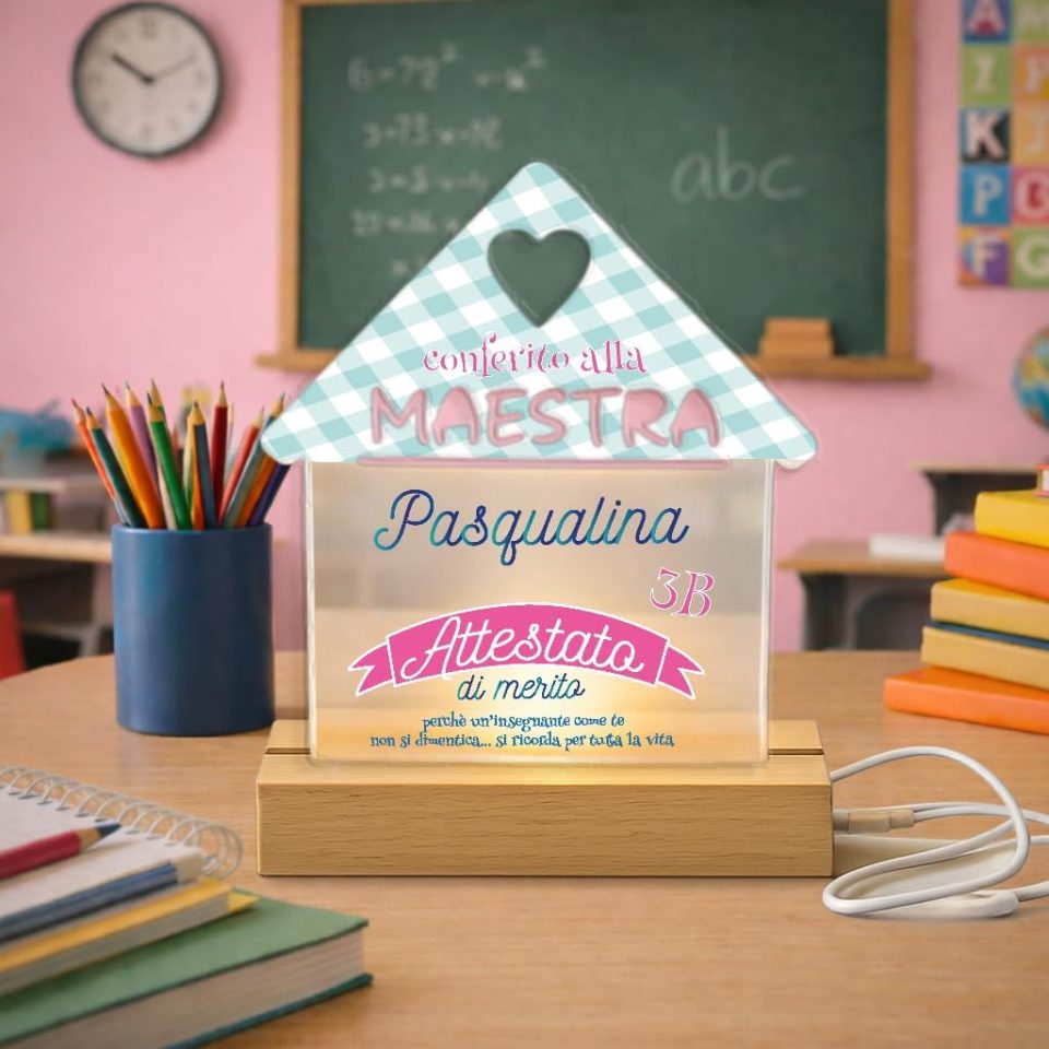 Lampada led da notte personalizzata con Scritta Nome classe in Plexiglass Trasparente cornice in legno da Tavolo - Idea Regalo Maestri Insegnante fine anno Scolastico ''attestato''