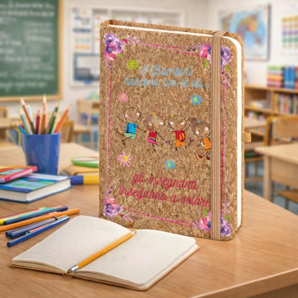 Agenda Notes Quaderno Appunti Diario Regalo per Maestra Fine Anno Insegnante Elementare Asilo Infanzia Personalizzato con Nome Classe Alunni Originale in Sughero 160 pagine ''INSEGNANO A VOLARE''