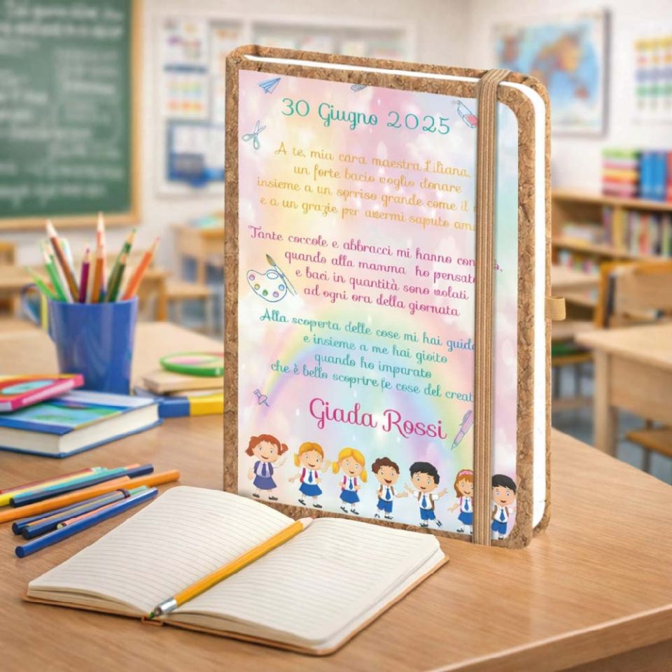 Agenda Notes Quaderno Appunti Diario Regalo per Maestra Fine Anno Insegnante Elementare Asilo Infanzia Personalizzato con Nome Classe Alunni Originale in Sughero 160 pagine ''DEDICA''