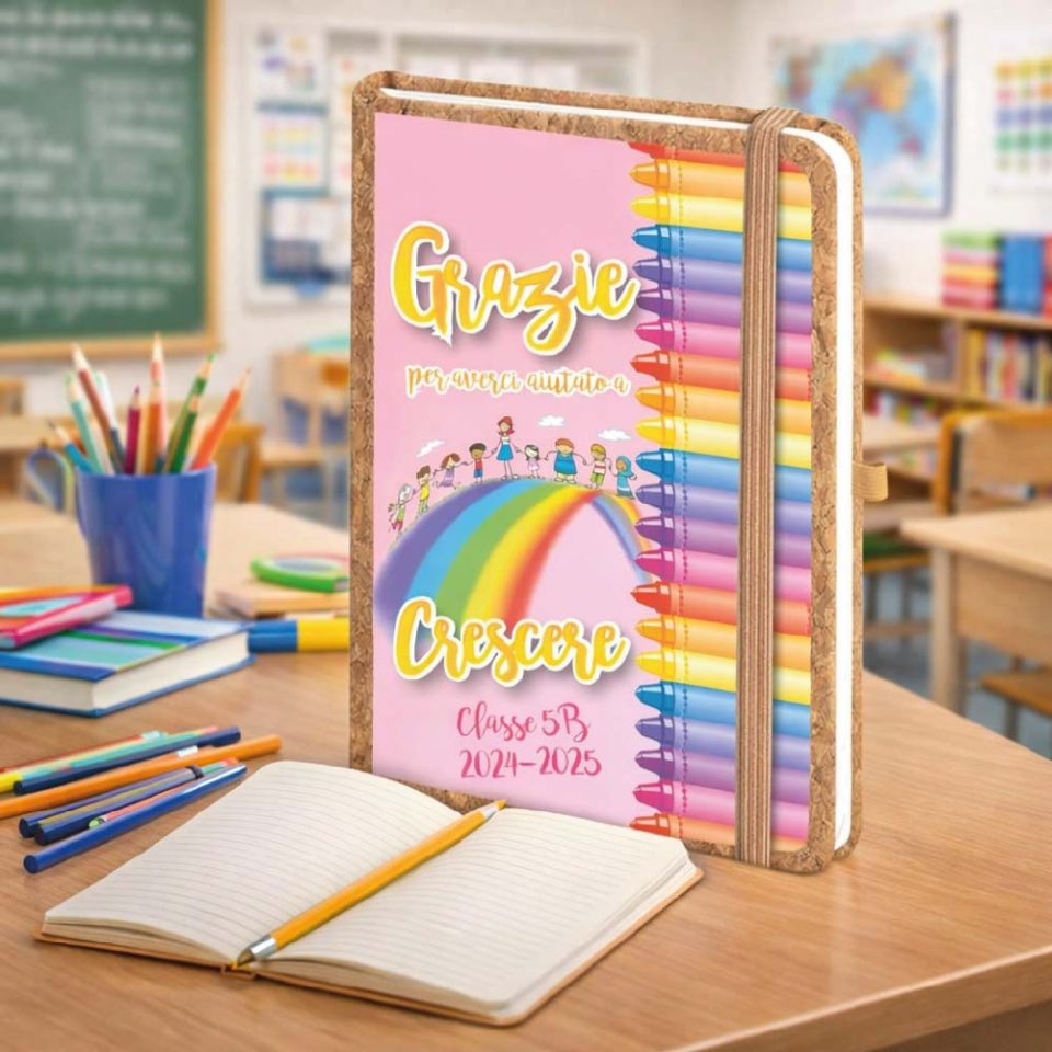 Agenda Notes Quaderno Appunti Diario Regalo per Maestra Fine Anno Insegnante Elementare Asilo Infanzia Personalizzato con Nome Classe Alunni Originale in Sughero 160 pagine ''AULA DI COLORI''