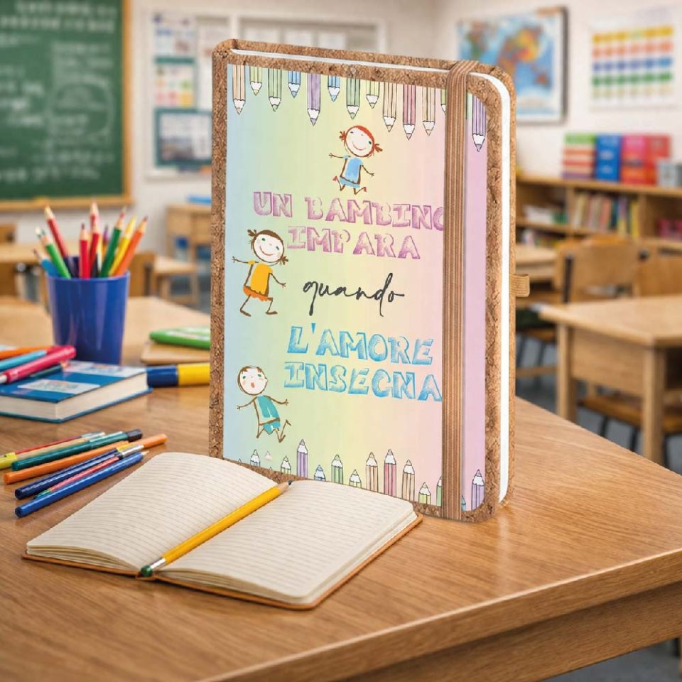 Agenda Notes Quaderno Appunti Diario Regalo per Maestra Fine Anno Insegnante Elementare Asilo Infanzia Personalizzato con Nome Classe Alunni Originale in Sughero 160 pagine ''L'AMORE INSEGNA''