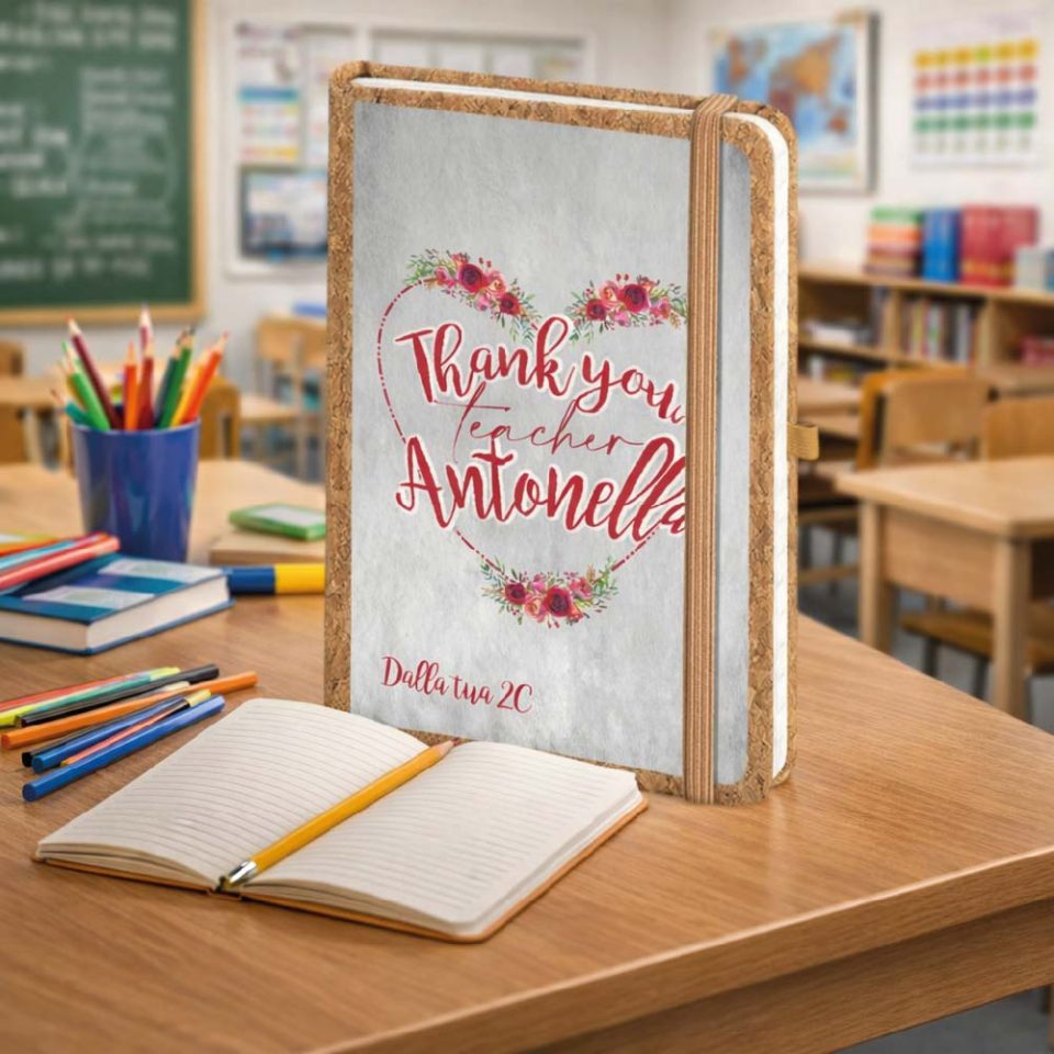 Agenda Notes Quaderno Appunti Diario Regalo per Maestra Fine Anno Insegnante Elementare Asilo Infanzia Personalizzato con Nome Classe Alunni Originale in Sughero 160 pagine ''THANK YOU TEACHER''
