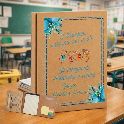 Quaderno A5 Blocco Note Appunti con Penna Foglietti Adesivi a Righe Personalizzabile con Nome Classe - Idea Regalo per Maestro Insegnante Scuola Primaria Asilo Elementare fine anno MAESTRO VOLARE