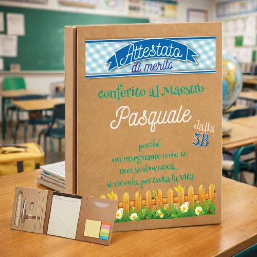 Quaderno A5 Blocco Note Appunti con Penna Foglietti Adesivi a Righe Personalizzabile con Nome Classe - Idea Regalo per Maestro Insegnante Scuola Primaria Asilo Elementare fine anno ATTESTATO