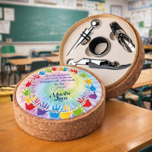 Kit Set Vino Cavatappi Anello Salvagoccia accessori Inox Personalizzato con Nome Classe Alunni - Idea Regalo per Maestro Insegnante Scuola Primaria, Asilo, Elementare fine anno Scolastico MANINE
