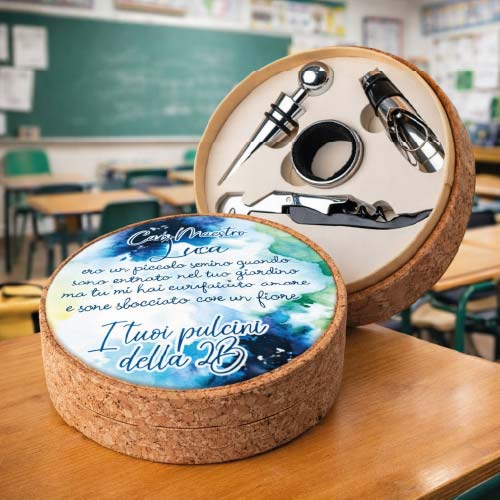 Kit Set Vino Cavatappi Anello Salvagoccia accessori Inox Personalizzato con Nome Classe Alunni - Idea Regalo per Maestro Insegnante Scuola Primaria, Asilo, Elementare fine anno Scolastico FIORI BLU