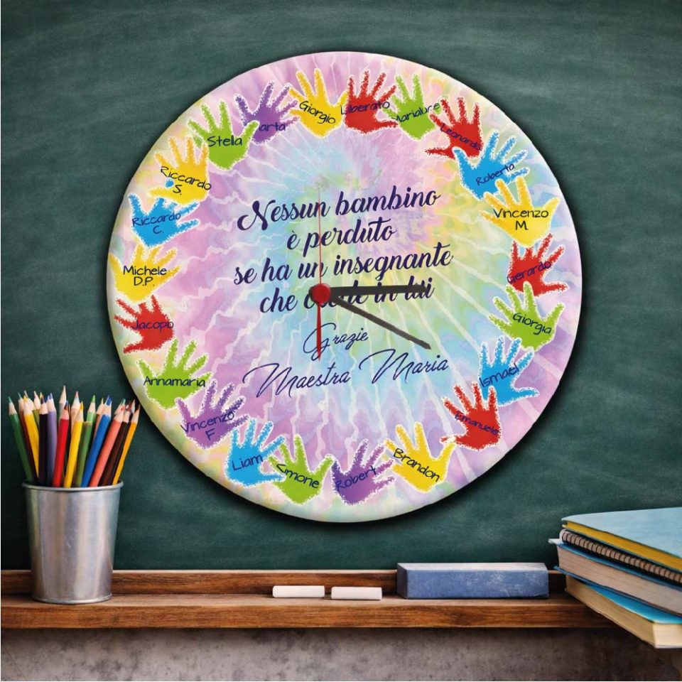 OROLOGIO IN LEGNO MAESTRA ''MANINE CON NOMI' CERCHIO