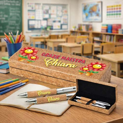 Kit Set 2 Penne a Sfera in Sughero con Astuccio Personalizzato Con Nome e Classe Alunni Idea Regalo per Maestra Maestro Fine Anno Insegnante Elementare Asilo Infanzia MAESTRA FIORI