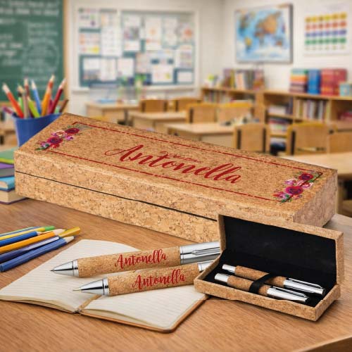 Kit Set 2 Penne a Sfera in Sughero con Astuccio Personalizzato Con Nome e Classe Alunni Idea Regalo per Maestra Maestro Fine Anno Insegnante Elementare Asilo Infanzia TEACHER