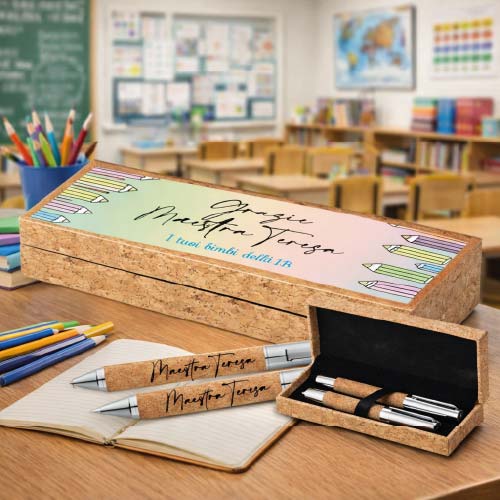 Kit Set 2 Penne a Sfera in Sughero con Astuccio Personalizzato Con Nome e Classe Alunni Idea Regalo per Maestra Maestro Fine Anno Insegnante Elementare Asilo Infanzia PASTELLI
