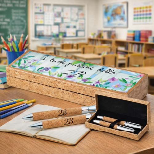 Kit Set 2 Penne a Sfera in Sughero con Astuccio Personalizzato Con Nome e Classe Alunni Idea Regalo per Maestra Maestro Fine Anno Insegnante Elementare Asilo Infanzia GIARDINO