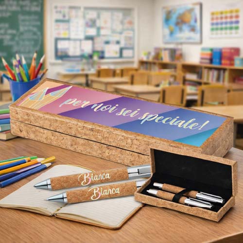 Kit Set 2 Penne a Sfera in Sughero con Astuccio Personalizzato Con Nome e Classe Alunni Idea Regalo per Maestra Maestro Fine Anno Insegnante Elementare Asilo Infanzia SEI SPECIALE