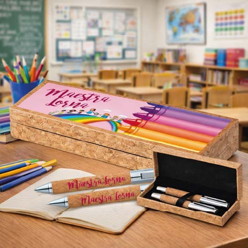 Kit Set 2 Penne a Sfera in Sughero con Astuccio Personalizzato Con Nome e Classe Alunni Idea Regalo per Maestra Maestro Fine Anno Insegnante Elementare Asilo Infanzia AULA DI COLORI