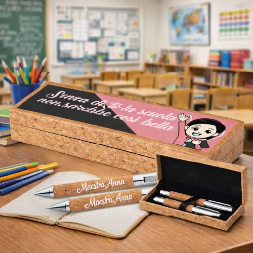 Kit Set 2 Penne a Sfera in Sughero con Astuccio Personalizzato Con Nome e Classe Alunni Idea Regalo per Maestra Maestro Fine Anno Insegnante Elementare Asilo Infanzia SENZA DI TE