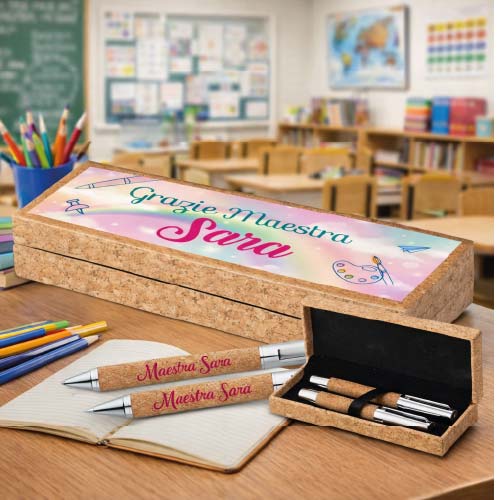 Kit Set 2 Penne a Sfera in Sughero con Astuccio Personalizzato Con Nome e Classe Alunni Idea Regalo per Maestra Maestro Fine Anno Insegnante Elementare Asilo Infanzia ARCOBALENO