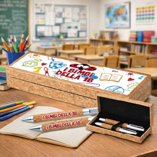 Kit Set 2 Penne a Sfera in Sughero con Astuccio Personalizzato Con Nome e Classe Alunni Idea Regalo per Maestra Maestro Fine Anno Insegnante Elementare Asilo Infanzia COCCINELLA