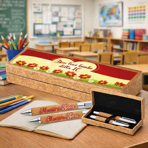 Kit Set 2 Penne a Sfera in Sughero con Astuccio Personalizzato Con Nome e Classe Alunni Idea Regalo per Maestra Maestro Fine Anno Insegnante Elementare Asilo Infanzia FIORI