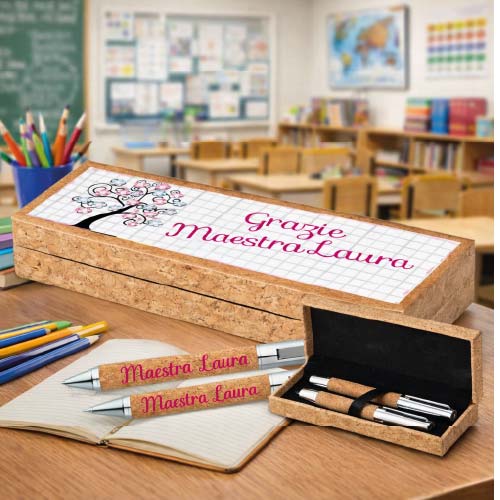 Kit Set 2 Penne a Sfera in Sughero con Astuccio Personalizzato Con Nome e Classe Alunni Idea Regalo per Maestra Maestro Fine Anno Insegnante Elementare Asilo Infanzia ALBERO DELLA VITA