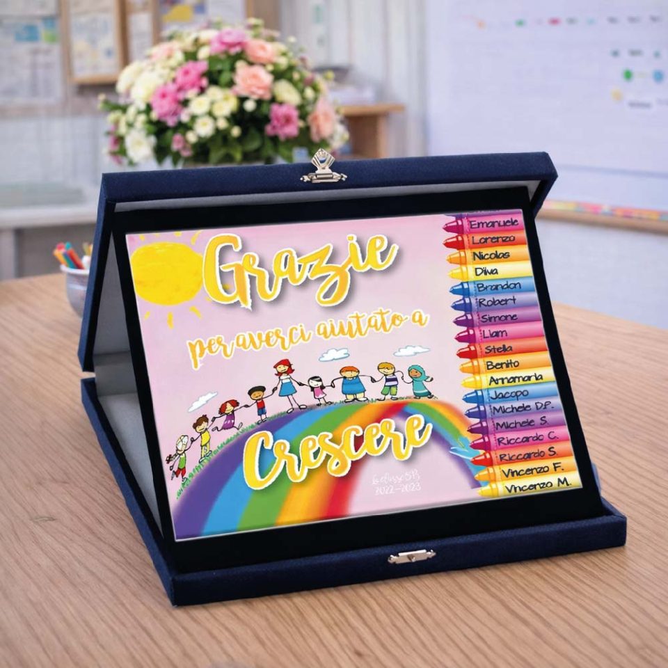 Targa Personalizzata ''AULA DI COLORI'' Astuccio in Legno Blu Idea Regalo di Classe fine Anno Scolastico Maestra Asilo Nido, Scuola Materna, elementare Infanzia