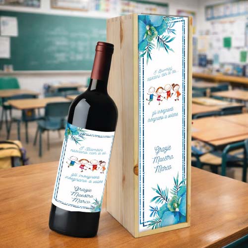 Kit Set Scrigno in Legno con Etichetta Adesiva per Bottiglia Personalizzato con Nome Classe Alunni - Cassetta Porta Bottiglie Idea Regalo per Maestro Insegnante fine anno Scolastico INSEGNANO A VOLARE