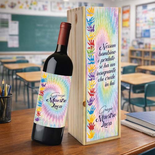 Kit Set Scrigno in Legno con Etichetta Adesiva per Bottiglia Personalizzato con Nome Classe Alunni - Cassetta Porta Bottiglie Idea Regalo per Maestro Insegnante fine anno Scolastico MANINE CON NOMI