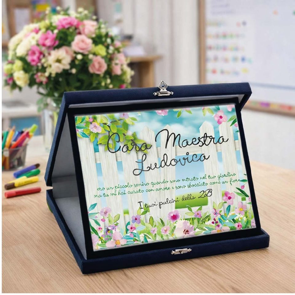Targa Personalizzata ''GIARDINO'' Astuccio in Legno Blu Idea Regalo di Classe fine Anno Scolastico Maestra Asilo Nido, Scuola Materna, elementare Infanzia