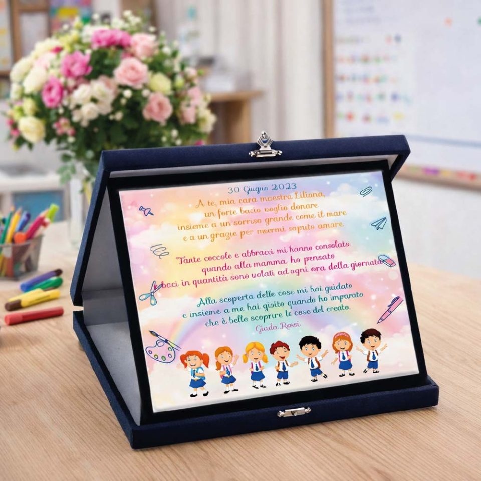 Targa Personalizzata ''LA MIA DEDICA'' Astuccio in Legno Blu Idea Regalo di Classe fine Anno Scolastico Maestra Asilo Nido, Scuola Materna, elementare Infanzia